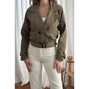 Chaqueta Corta Casual Tipo Gabardina Color Caqui con Cinturón, Cierre de Botón, Relleno de Algodón, para Primavera, Otoño e Invierno, Venta al Por Mayor - Product Image 1