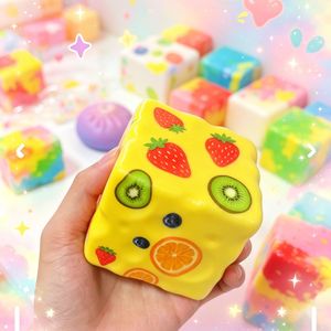 ของเล่นบีบชีส PU โฟม ยืดหยุ่นคืนตัวช้า ขนาด 8 ซม. ของเล่นบีบชีสคลายเครียด บรรเทาความเครียด ลูกบาศก์สัมผัสหลากสี - Product Image 3
