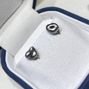 ต่างหูเคชิไข่มุกดำตาฮิติเคซู ขนาด 6-8 มม. ตัวเรือนทองคำขาว 18k - Product Image 2