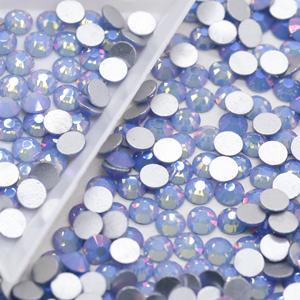 Vente en gros de strass en cristal de verre à dos plat de <span class=keywords><strong>couleur</strong></span> <span class=keywords><strong>opale</strong></span> bleu Mirage SS10 SS12 SS16 SS20 SS30 pour robe - Product Image 2