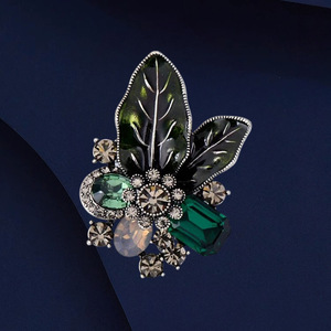 Broche de Liga Metálica Estilo Retrô Feminino de Luxo, Versátil e Elegante, com Folha de Cristal, Design Exclusivo, Acessório de Alfinete - Product Image 3