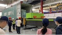Machine de manutention de conteneurs, système de chargement et de déchargement de conteneurs pour une utilisation efficace, machine de chargement et de déchargement automatique
