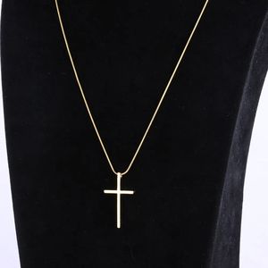 Collar con colgante cruzado chapado en oro con cadena de serpiente redonda de acero inoxidable personalizado a la moda - Product Image 4
