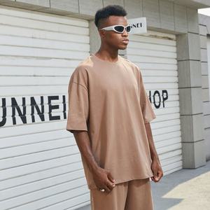 Ensemble t-shirt et short unisexe coupé et cousu de nouveau style Ensemble de shorts pour hommes avec logo vierge personnalisé de haute qualité - Product Image 3