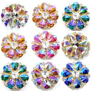 Applique de corsage pour col de robe en strass à dos plat en verre, ornée de pierres de cristal brillantes perlées et d'un bouton argenté, avec base dorée pour vêtements - Product Image 2