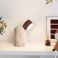 Lampe de table moderne de luxe en travertin, base en pierre, tête en bois, minimaliste et organique, pour projet hôtelier, chambre à coucher, villa, décoration