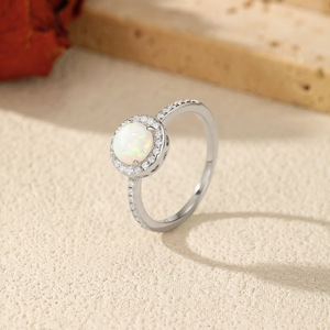 แหวนเงินแท้ S925 ประดับโอปอล ดีไซน์หรูหรา ประดับเพชรแบบ Pave Setting ทรง Halo คลาสสิก สำหรับผู้หญิง เหมาะสำหรับเป็นแหวนหมั้น - Product Image 4