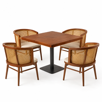 Ensemble complet de mobilier éco-responsable pour restaurants et cafés, avec tables et chaises en bois et métal, sièges banquette et comptoir de bar