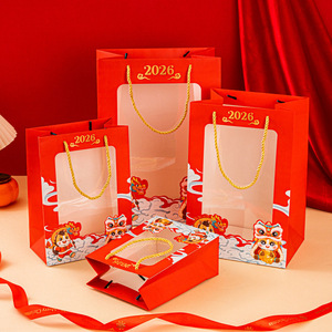 Bolsa de Regalo Transparente 2026 con Diseño del Año del Caballo Rojo, Tamaño Mediano 18x10x25cm, Empaque de Año Nuevo - Product Image 1