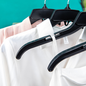 Cintres en plastique noirs personnalisés avec Logo, antidérapants, modernes, peu encombrants, <span class=keywords><strong>pour</strong></span> T-shirt, manteau, chemises, vêtements, <span class=keywords><strong>pour</strong></span> magasin - Product Image 5