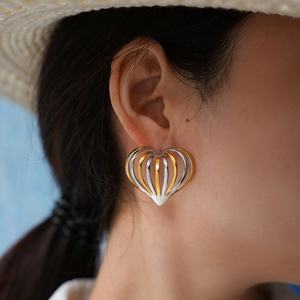 Boucles d'oreilles clous en acier inoxydable plaqué or 18 carats, motif cœur creux rayé, style européen et américain, simples, haut de gamme, tendance chrétienne - Product Image 3