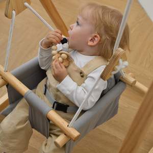 Ensemble de balançoire pliable pour bébé et tout-petit en épicéa personnalisé avec support - Style Montessori, Waldorf de qualité supérieure, balançoire autoportante d'intérieur - Product Image 6