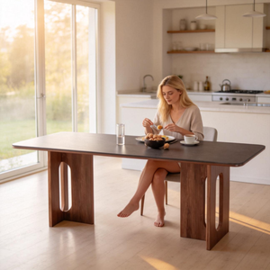 Table à manger carrée de luxe de style moderne du milieu du siècle, avec plateau en bois massif imperméable et pieds robustes, pour la maison et l'hôtellerie - Product Image 2
