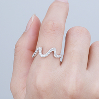 Bague en zircon élégante et ondulée en forme de V, style décontracté et luxueux, idéale pour le quotidien, les mariages et les superpositions, bijoux raffinés