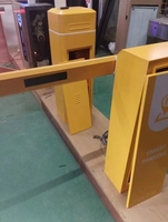 Barrière de contrôle d'accès automatique pour parking avec bras articulé