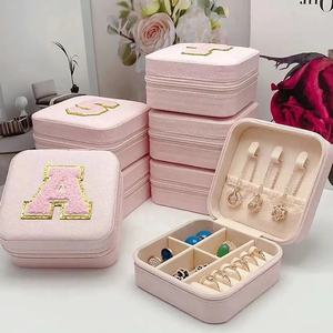 Petite boîte à bijoux de voyage faite à la main avec logo personnalisé Carré en cuir PU Collier Boucle d'oreille Bague Organisateur de bijoux Coffret cadeau - Product Image 3