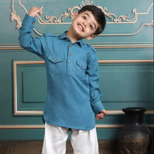 เด็กชายยิ้มแย้มในชุดคุรตะสีน้ำเงินกับกางเกงสีขาว ถ่ายภาพในร่ม ชุดเด็กสไตล์ชาติพันธุ์ ภาพบุคคล แฟชั่นเด็กสำหรับเทศกาล - Product Image 1