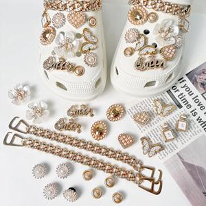 Ensemble de breloques de luxe en plastique pour chaussures, avec strass, nœuds, ours et chaînes de perles, pour la création de bijoux DIY et les commandes en gros - Product Image 3