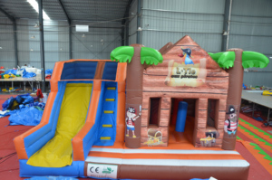 Castillo Inflable Comercial con Tobogán y Zona de Saltos, Diseño de Tienda Pirata Tropical, Temática Isla del Tesoro para Niños - Product Image 2