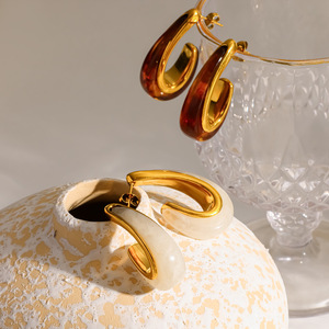 Boucles d'oreilles clous tendance en résine organique, plaqué or 18 carats, acier inoxydable, motif marbré ambre, bijoux fantaisie inaltérables - Product Image 2