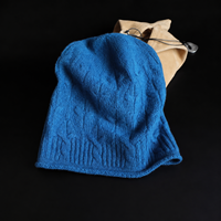Casquette unisexe personnalisée en acrylique tricoté torsadé bleu Klein vintage, coupe ample et tombante, chaude pour l'hiver, idéale pour assortir aux tenues et pour les séances photo en café.