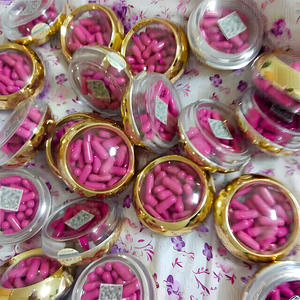 Cápsulas de Fibra Dietética Vegetal Natural para Mujeres, Equilibrio Intestinal Diario y Bienestar de la Piel, Suplemento en Envase Transparente Dorado de Lujo - Product Image 1