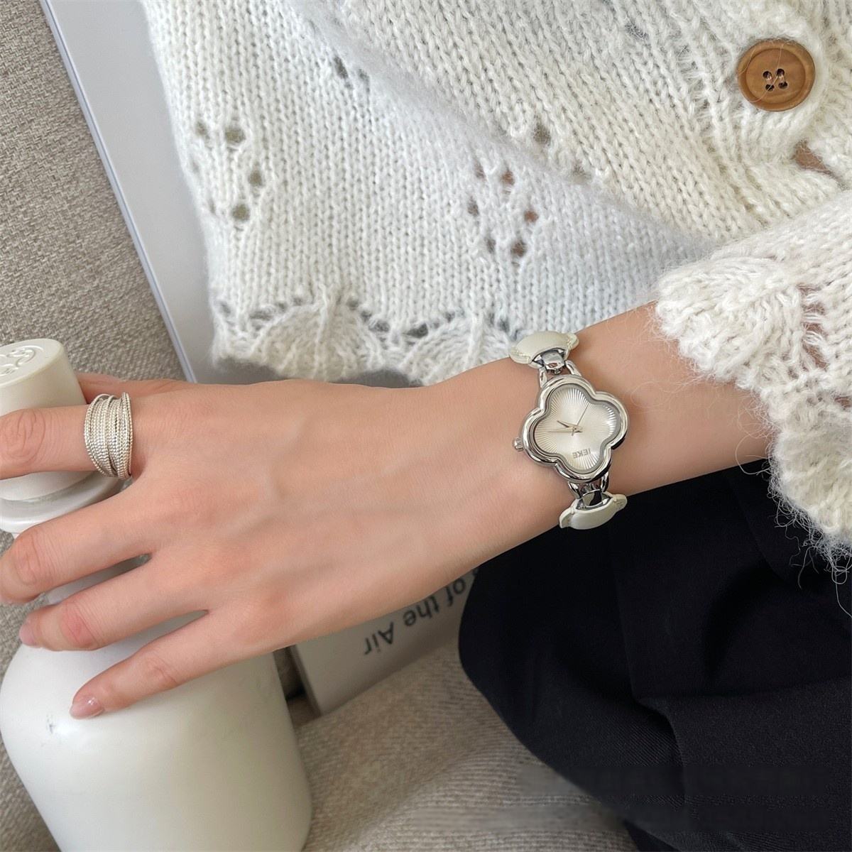 กรอบสีเงิน หน้าขาว รุ่น Leucorrhea