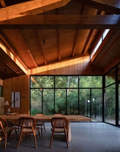 Forêt de montagne Maison d'hôtes moderne en rondins Ambiance sereine et chaleureuse Mur-rideau en verre et aménagement ouvert Maisons en bois pour la maison - Product Image 5