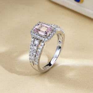 Anillo de compromiso Messi Jewelry MSR-1793 de oro de 14 quilates con zafiro rosa en forma de esmeralda - Product Image 4