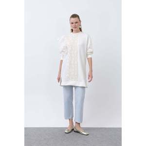 เสื้อคลุมสีเอครูสำหรับผู้หญิง ยี่ห้อ Puane พร้อมดีเทลระบายที่ไหล่และขอบลูกไม้สุดหรู - เสื้อแขนยาวสไตล์ผู้หญิง - Product Image 1