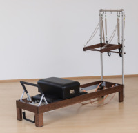 Machine de Pilates Reformer demi-trapèze multifonctionnelle avec tour en bois de noyer foncé, réglable, en chêne de qualité supérieure