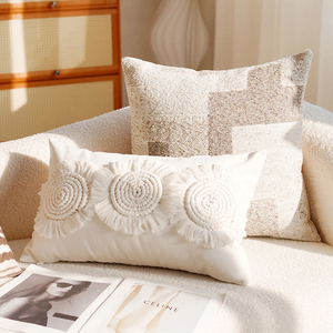 Funda de Almohada Lumbar Rectangular Color Crema, Decorativa, Estilo Boho, con Detalles Acolchados y Borlas - Product Image 1