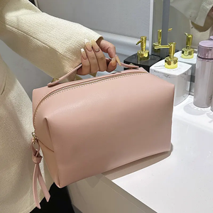 Borsa personalizzata per il trucco in pelle sintetica appesa alla moda con cerniera da viaggio in pietra borsa Logo con manico impermeabile borsa cosmetica. - Product Image 3
