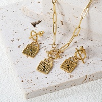 Parures de bijoux en acier inoxydable plaqué or 18 carats imperméables, OEM, avec zircon cubique vert, comprenant des bagues, un bracelet, un collier et des boucles d'oreilles pour femmes