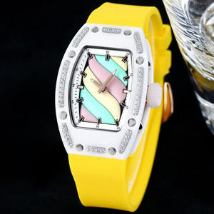 Reloj de Pulsera con Bisel de Diamantes de Cerámica en Forma de Barril, Esfera Macaron, Cristal de Zafiro y Correa de Goma Blanca para una Elegancia Diaria - Product Image 4