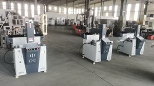 Machine <span class=keywords><strong>de</strong></span> fraisage et <span class=keywords><strong>de</strong></span> perçage CNC à tête unique <span class=keywords><strong>de</strong></span> petite taille 600 mm, routeur CNC pour la fabrication <span class=keywords><strong>de</strong></span> <span class=keywords><strong>profil</strong></span>és en aluminium, fenêtres et portes - Product Image 2
