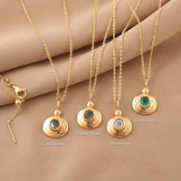 Pendentifs en pierre naturelle (Pierre de lune, Labradorite, Agate mousse, Onyx vert) avec chaîne en laiton plaqué or 18 carats, collier tendance pour femme