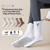 Chaussettes de yoga mi-mollet en mélange de coton respirant antidérapantes avec nœud brodé pour femmes, idéales pour le Pilates et le fitness (vente en gros)