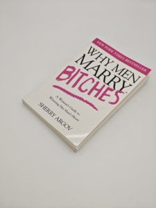 Libro con Copertina Morbida di Alta Qualità, Stampa con Rilegatura Perfetta e Goffratura 'Perché i uomini si sposano con le stronze' - Product Image 3