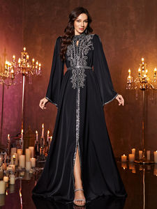Robe de soirée maxi à fente haute en satin avec col montant et manches bouffantes, texture haut de gamme, applique extravagante, robe musulmane modeste noire - Product Image 3