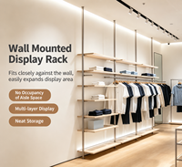 Portant à vêtements sur mesure en métal et bois, du sol au plafond, avec étagères et éclairage LED pour boutique de prêt-à-porter