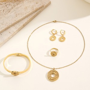 Ensemble élégant de boucles d'oreilles et collier en acier inoxydable plaqué or en forme de pain pour femme - <span class=keywords><strong>Série</strong></span> de bijoux tendance - Product Image 5