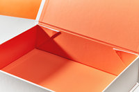 Boîte cadeau rigide de luxe personnalisée, fermeture magnétique, matériaux recyclés, formes personnalisées, gaufrage, finition brillante ou mate.