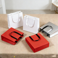 Sacs cadeaux noirs de luxe personnalisés avec logo imprimé en feuille d'or, sacs en papier cartonnés pour le shopping
