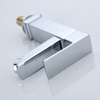Robinet d'évier de salle de bains monté sur le pont, mitigeur à poignée unique chromé lavage à l'eau froide, corps en zinc, robinet de lavabo carré