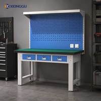 Table d'atelier en acier à trois tiroirs avec panneau perforé et prises électriques pour l'entretien électrique, la formation en usine et les postes d'assemblage