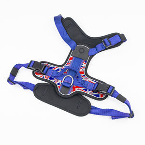 Harnais pour chien respirant sur le thème du football avec des bandes réfléchissantes et des boucles réglables, motif drapeau national - Product Image 1