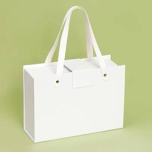 Caixa de Presente Preta de Luxo Portátil em Papelão Ondulado com Logotipo Personalizado, Impressão em Hot Stamping e Tampa Magnética com Fecho Flip-Top - Product Image 1