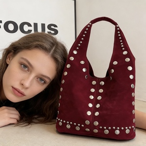 Borsa Hobo Vintage in Pelle Scamosciata per Donne - Lussuosa Borsa a Spalla con Borchie Metalliche, Morbida e Capiente per Uso Quotidiano - Product Image 4