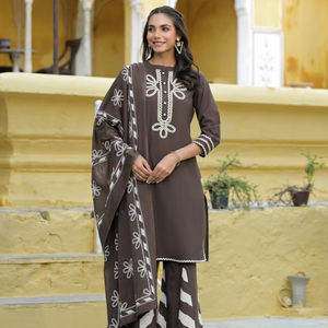 Traje de Rayón de Diseñador en Oferta para Damas, Kurti Ligero y Transpirable con Pantalón, Disponible para Venta al por Mayor - Product Image 1